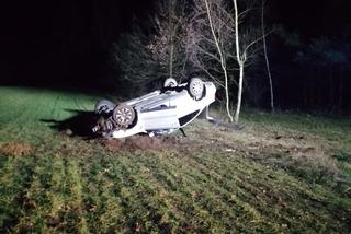 PIJANY JAK BELA dachował z nastoletnim synem. Kiedy przyjechała policja... auto było puste