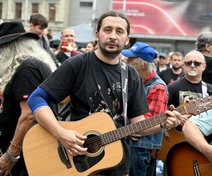 Gitarowe granie z zespołem Dżem na Rynku w Katowicach