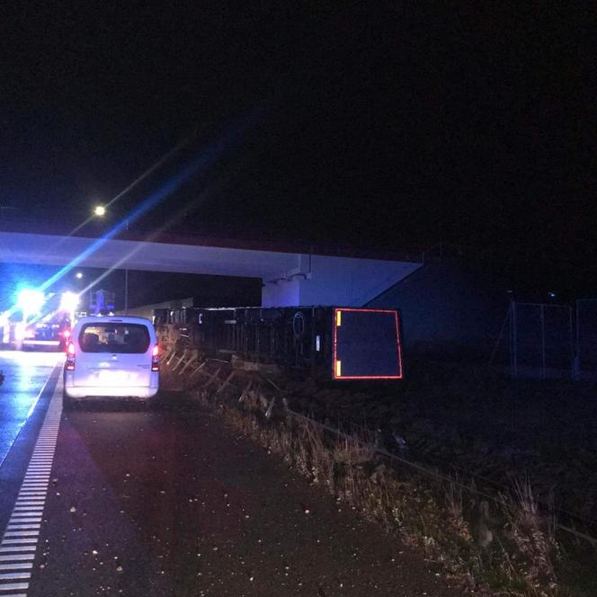 Autostrada A1 w Częstochowie zablokowana. Ciężarówka leży na jezdni