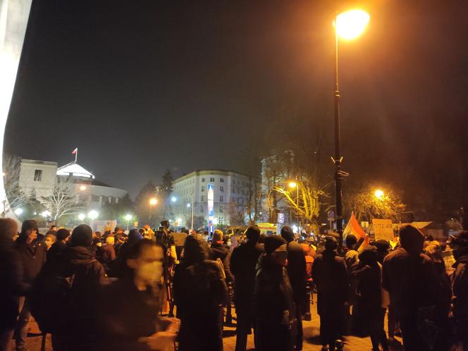 Nagle przed Sejmem pojawiły się kolumny radiowozów. Co się dzieje?