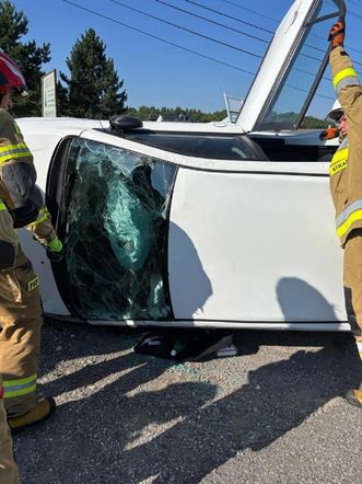 Wypadek na DK 42 w Parszowie. 23-letni kierowca w szpitalu