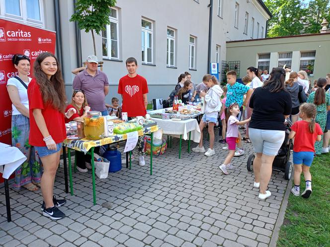 Nowa ławka Gaudiego została uroczyście odsłonięta podczas Pikniku Rodzinnego 2024 w siedleckiej "Jedynce"