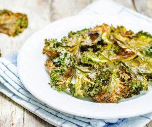 Chipsy z jarmużu. Jak zrobić zdrowe czipsy jarmużowe?