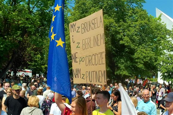 Manifestacja 4 czerwca na placu Solidarności w Szczecinie