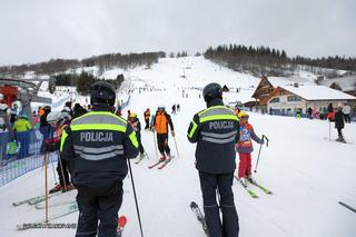 Policjanci na nartach pilnują porządku na stokach podczas ferii
