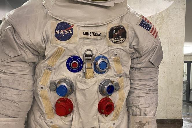 Księżycowy skafander Neila Armstronga w Planetarium Śląskim. Można go oglądać do 26 marca