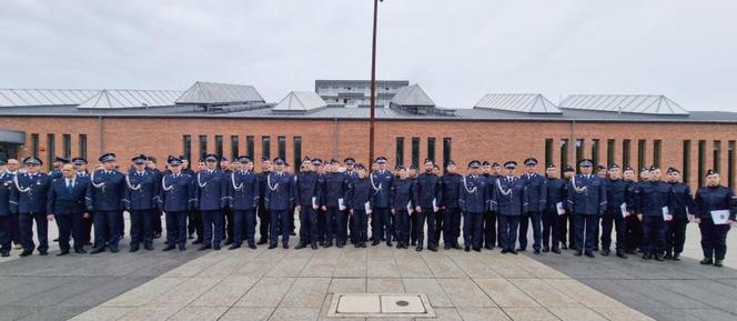 Dolnośląska policja przyjęła aż 37 nowych funkcjonariuszy. Zobacz zdjęcia i nagranie ze ślubowania