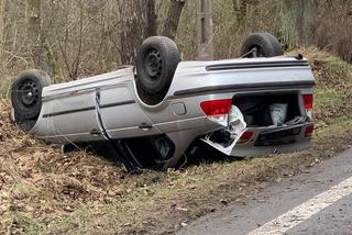 Policyjny pościg za BMW w Wesołej. Auto dachowało