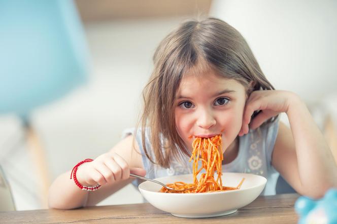 dziewczynka jedząca spagetti