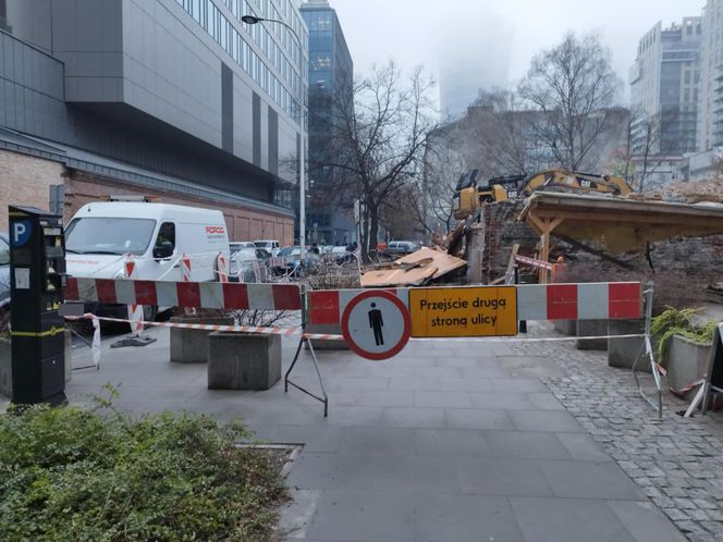 Spłonęła koparka, którą zburzyli najstarszą czynszówkę na Woli. „To z zemsty za tę kamienicę”