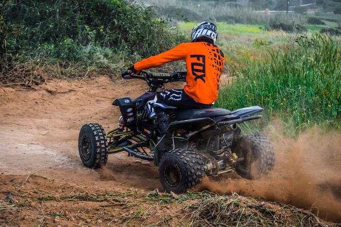 Quady i motocykle plagą lasów, także tych na Górze Kamieńsk! Za „dzikie” rajdy sypią się mandaty!