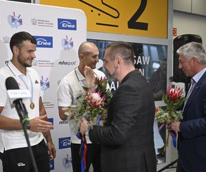 Kibice w szoku! Czekali na siatkarzy, a tu nagle wyszli polscy złoci medaliści