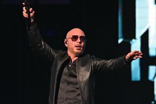 Tak wyglądają koncerty Pitbulla! Tysiące osób w łysych czepkach opanowały miasto. Nagrania robią furorę!