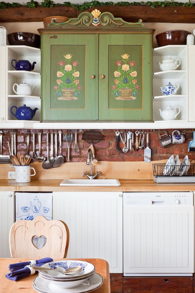 Kuchnie w bieli i drewnie w różnych stylach – rustykalny składak