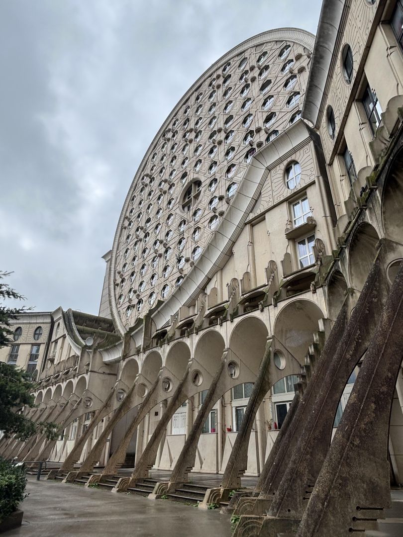 Picasso's Arenas. Budynek mieszkalny położony w Noisy-le-Grand pod Paryżem