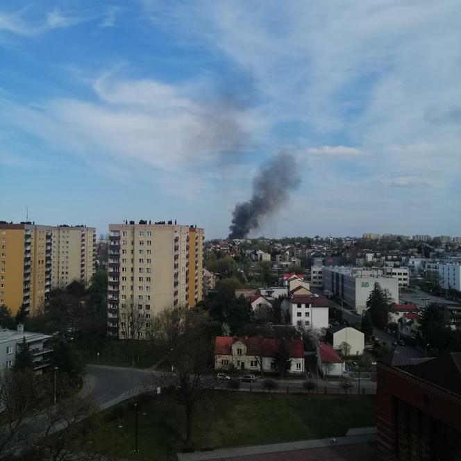 Kłęby czarnego dymu nad Krakowem. Strażacy walczą z ogniem na Puszkarskiej