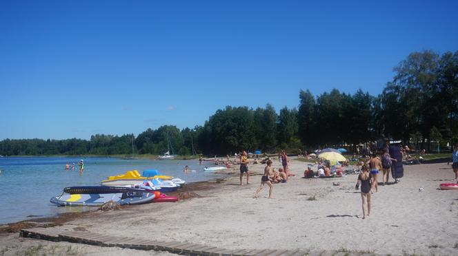 Nad jezioro Piaseczno przyjeżdżają turyści z całego kraju! I to dosłownie