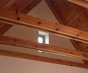 Remont poddasza. Sposób na częściowe odsłonięcie krokwi dachowych