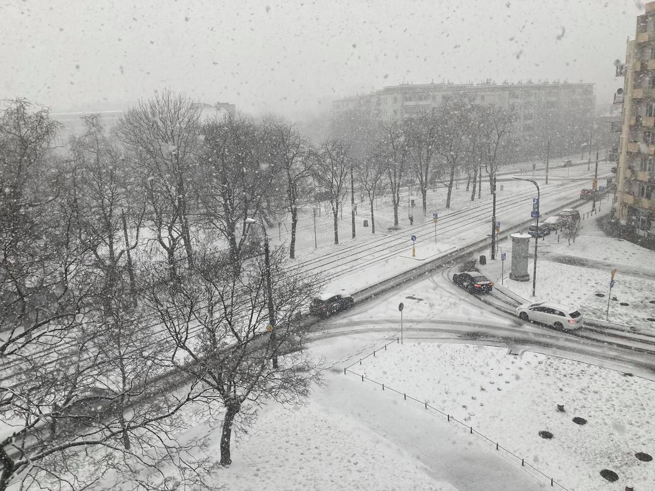 Atak zimy w Warszawie. Gdzie pada śnieg i grad? Jaka prognoza pogody na19.03.? [ZDJĘCIA]