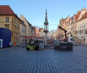 Jarmark Bożonarodzeniowy 2023 we Wrocławiu już się rozkłada. Kiedy się rozpocznie? [ZDJĘCIA]