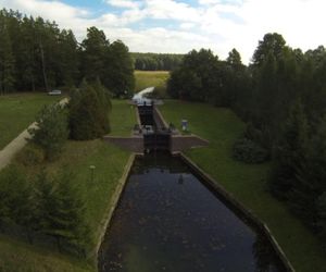 Ta wieś leży tylko dwie godziny drogi od Olsztyna. Słynie z monumentalnej śluzy
