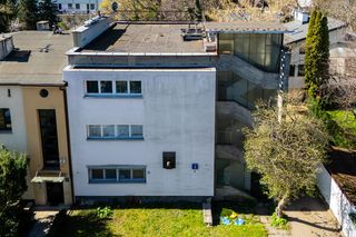 Tutaj zaczął się warszawski brutalizm. Architekci: wybitni. Mieszkanie w ikonicznej willi na sprzedaż za ponad 2 miliony złotych