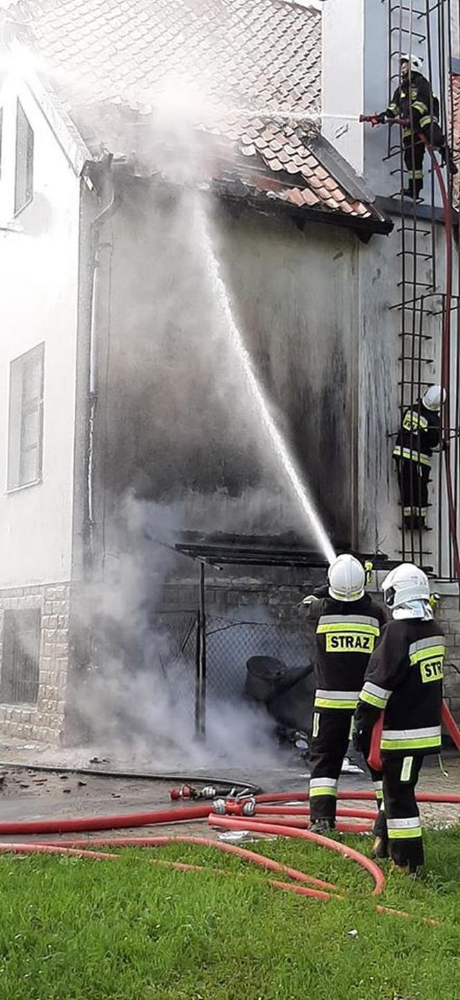 Nowica. Pożar szkoły podstawowej. Zaczęło się od palących pojemników na śmieci