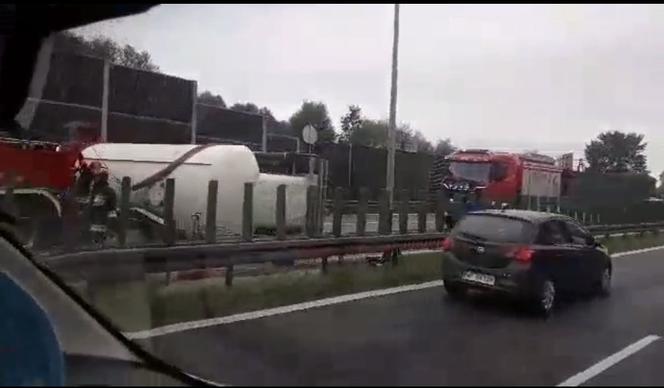 Groźny wypadek na A4 w Krakowie: Przewróciła się cysterna z cementem [ZDJĘCIA]