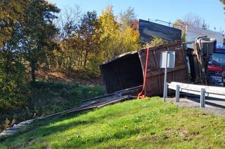Tęgoborze. Przyczepa wypadła z ostrego zakrętu. Zgubiła kilka ton towaru