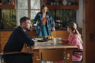 M jak miłość odc. 1869. Hania (Wiktoria Basik), Bartek (Arkadiusz Smoleński), Natalka (Dominika Suchecka)