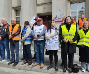 Konferencja prasowa hutników przed Ministerstwem Przemysłu w Katowicach