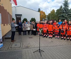 Biała Podlaska. Odsłonięcie tablicy poświęconej ratownikowi medycznemu. 64-latek został śmiertelnie dźgnięty nożem na służbie [ZDJĘCIA]