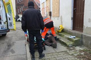 Leżał bez ruchu na chodniku w centrum Gdańska. Nagle jego ciało zaczęło drżeć