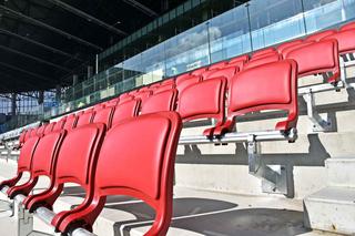 Montaż krzesełek na stadionie w Szczecinie