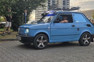 Klasyczna motoryzacja znów zachwyciła Bydgoszcz. „Bydgoskie Klasyki Nocą” przy Torbydzie