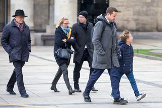 Rafał Trzaskowski jedzie z rodziną metrem na zaprzysiężenie