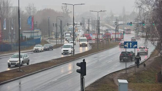 W centrum Bydgoszczy osobówka zderzyła się z autobusem miejskim. Policjanci wskazują sprawcę