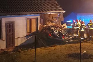W Stykowie kierowca Audi wbił się w dom! Na miejscu policja, straż i wójt gminy [ZDJĘCIA]