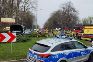 Zderzenie dwóch osobówek na rondzie. Jest 5 rannych, w tym dzieci 