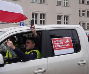 „Zielony Ład=Głód”, „Mleko nie jest z Biedronki”. Te hasła pojawiły się na proteście rolników w Olsztynie