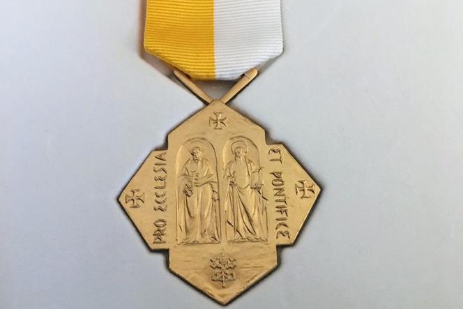 Troje świeckich z Archidiecezji Warszawskiej z Papieskimi Medalami