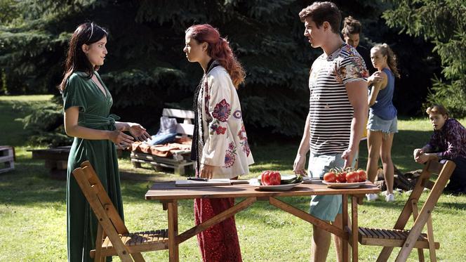 Barwy szczęścia, odcinek 1990. Magda (Natalia Sierzputowska), Justin (Jasper Sołtysiewicz), Mia (Maria Ruddick)