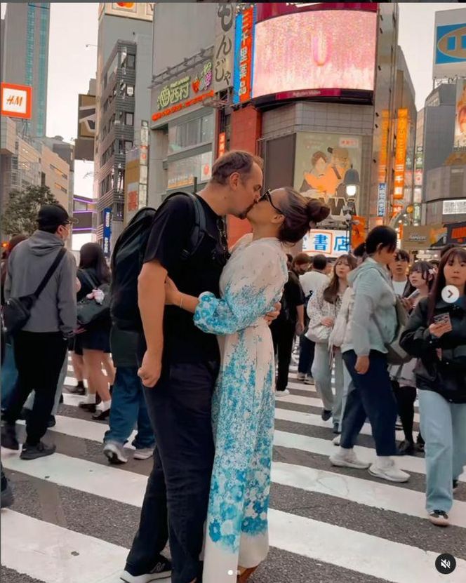 Anna Mucha w obłędnej kiecce migdali się z ukochanym na środku zatłoczonej ulicy! Co za sceny!