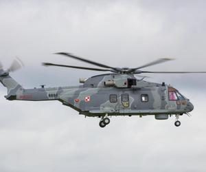 Śmigłowiec AW101 w barwach MW RP podczas lotu próbnego.