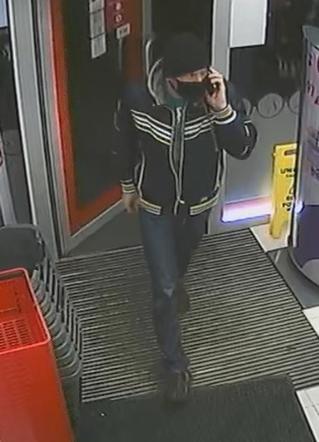 Złodziej z Bydgoszczy poszukiwany! Policja pokazuje jego zdjęcia i prosi o pomoc