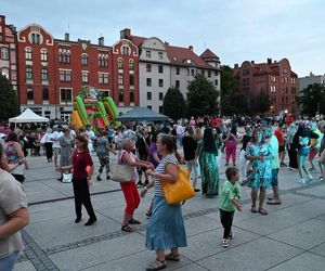 Ruda Śląska tańczy jak dawniej. Międzypokoleniowa potańcówka na rynku porwała tłumy