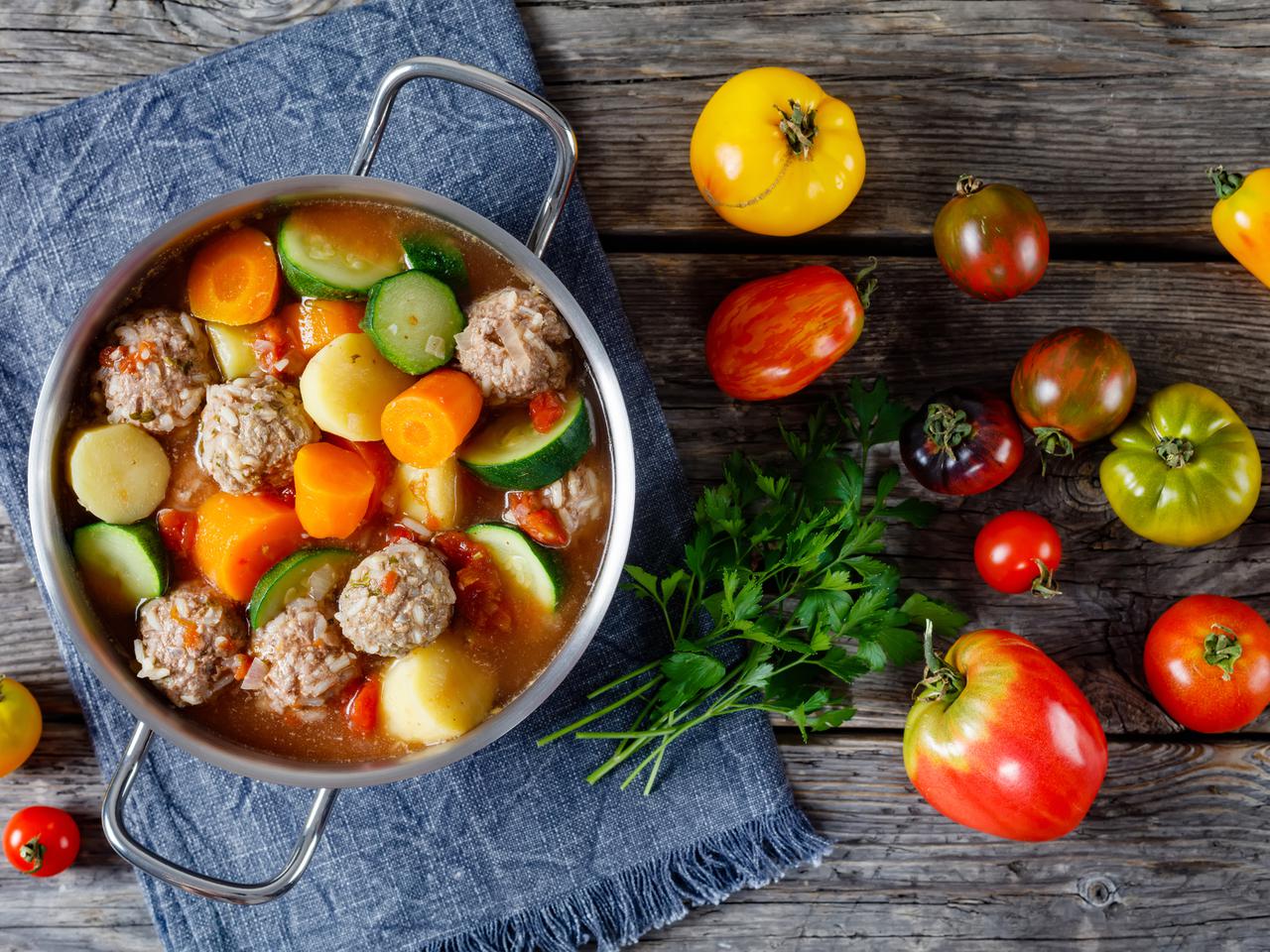 Meksykańska zupa z klopsikami, ziemniakami i cukinią