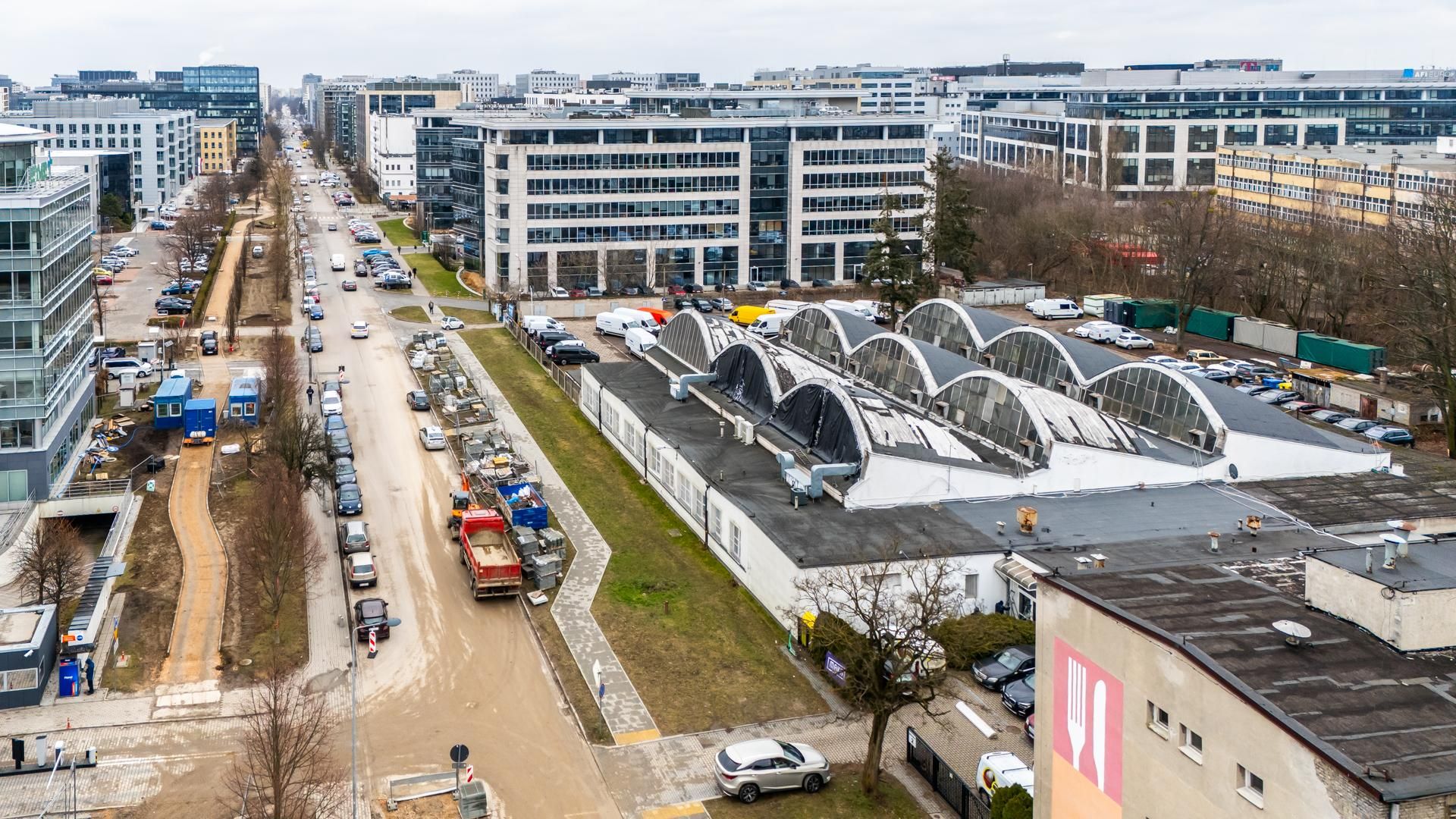 Zabytkowa hala na Suwak 4 w Warszawie