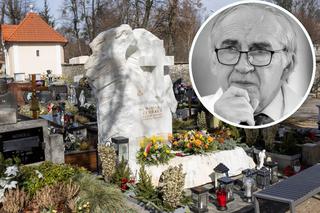 Tak wygląda grób Mariana Zembali rok po jego śmierci. Napis na nagrobku wyciska łzy