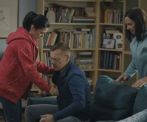 M jak miłość, odcinek 1882. Kinga (Katarzyna Cichopek), Piotrek (Marcin Mroczek), Krysia (Hanna Mikuć)